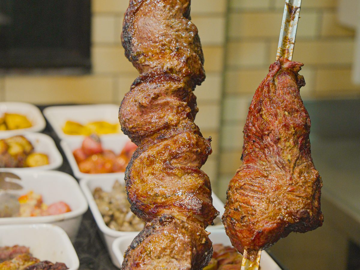 Espeto de picanha assado no rodízio de carnes do Centenário.