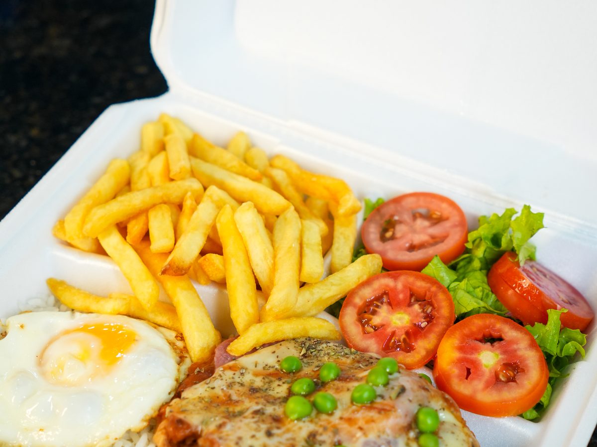 Marmita do Centenário: frango à parmegiana, arroz, fritas e salada.