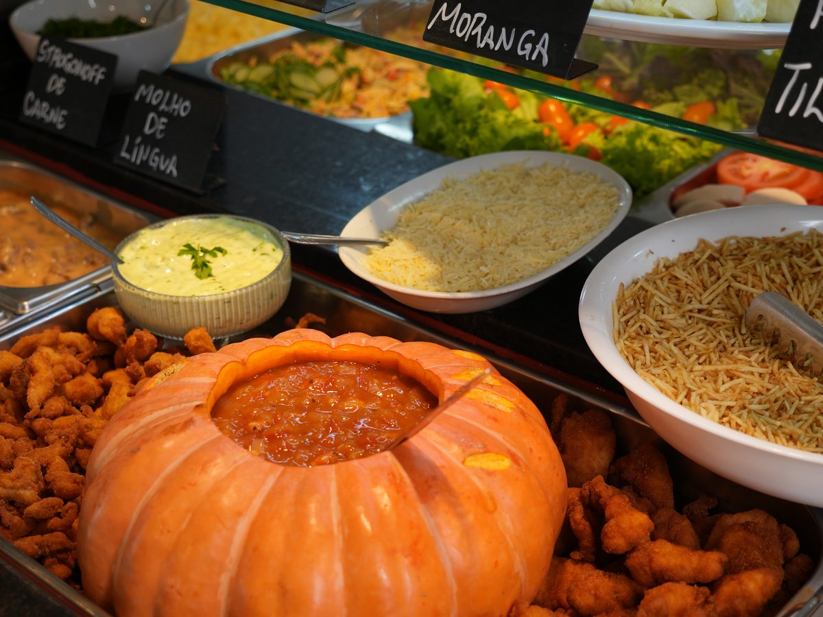 Camarão na moranga e petiscos fritos no buffet de fim de semana.